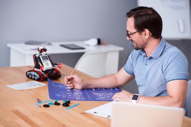 Neşeli mühendis masada oturuyor