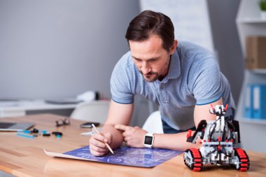 Proje üzerinde çalışan keyifli profesyonel mühendis