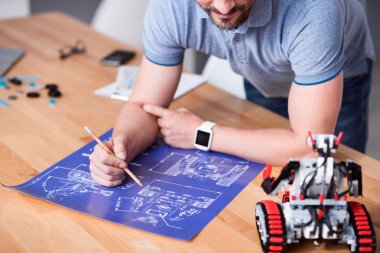 Proje üzerinde çalışan hoş kıdemli mühendis