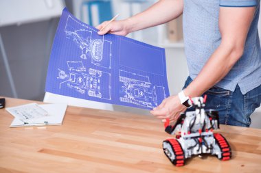 Bir şema tutan hoş profesyonel mühendis