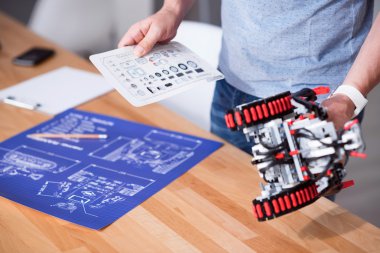 Robot kullanan hoş mühendis