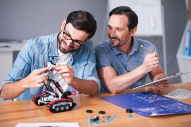 Proje üzerinde çalışan neşeli iş arkadaşları