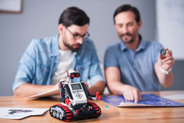 Robot masada duruyor