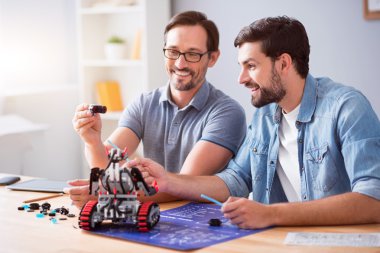 Neşeli meslektaşları robot inşa