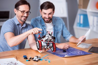 Robot kullanan neşeli iş arkadaşları