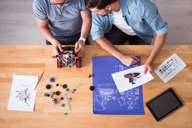 Masada oturan profesyonel iş arkadaşları