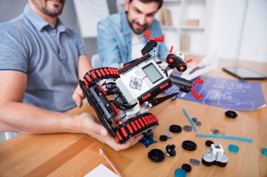 Robot tutan profesyonel iş arkadaşları