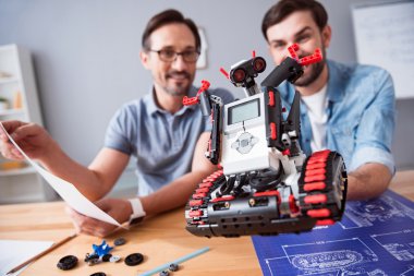 Masada oturan olumlu iş arkadaşları