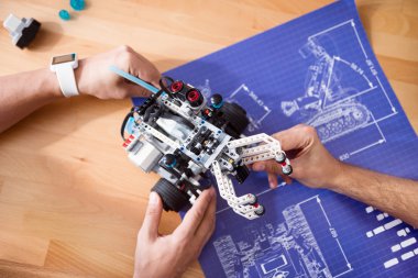 Robot tutan keyifli iş arkadaşları.