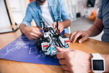 Profesyonel mühendisleri robot holding