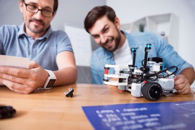 Robotla çalışan pozitif iş arkadaşları