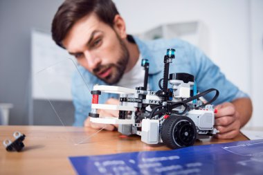 Hoş profesyonel adam test robotu