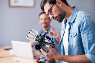 Konsantre mühendis tutma robotu