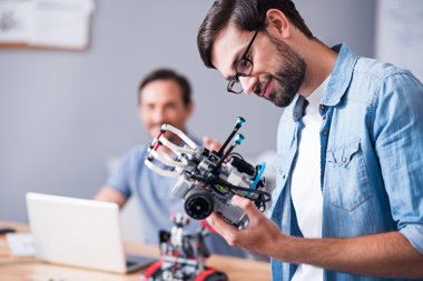 Neşeli adam test robotu