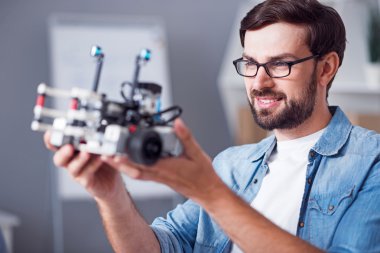 Pozitif adam robot tutan