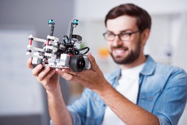 Neşeli adam robot tutan