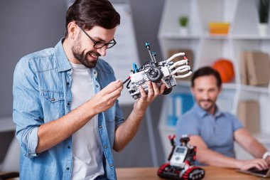 Robot kullanan neşeli adam