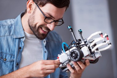 Neşeli adam robot tutan