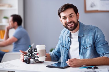 Neşeli adam test robotu