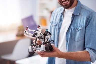 Neşeli gülümseyen adam holding robot