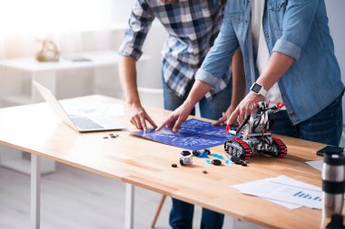 Robot inşa keyifli profesyonel meslektaşları