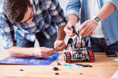 Hoş arkadaşları robot inşa