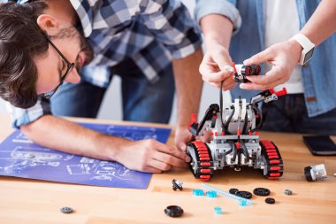 Dahil meslektaşları robot inşa