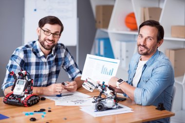 Projede çalışan neşeli arkadaşları