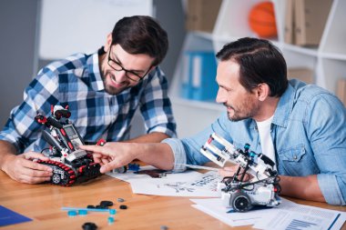 Masada oturan neşeli arkadaşları