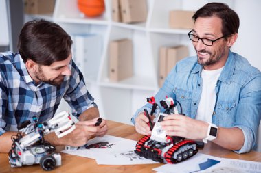 Neşeli arkadaşları robot kullanarak