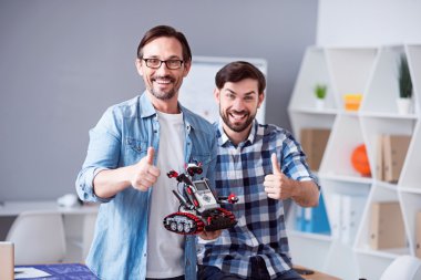 Neşeli arkadaşları kadar karıştırıyorum