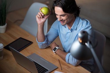 dizüstü bilgisayar kullanan yakışıklı genç.