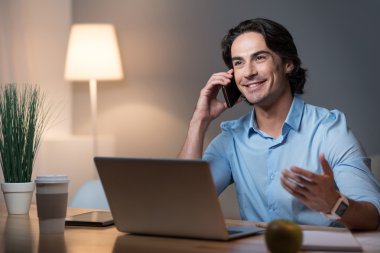 yakışıklı bir genç adam cep telefonunuzun konuşma.