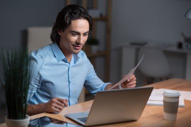 Dizüstü bilgisayarda çalışma sürpriz yakışıklı genç.