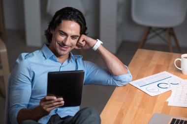 Dizüstü bilgisayar kullanarak dahil yakışıklı genç.