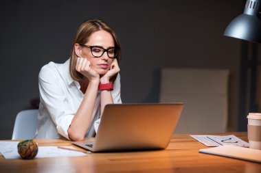 Projede çalışan keyifli konsantre kadın