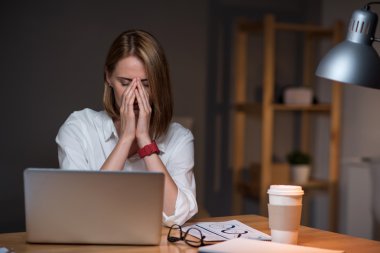 masada oturan kadın