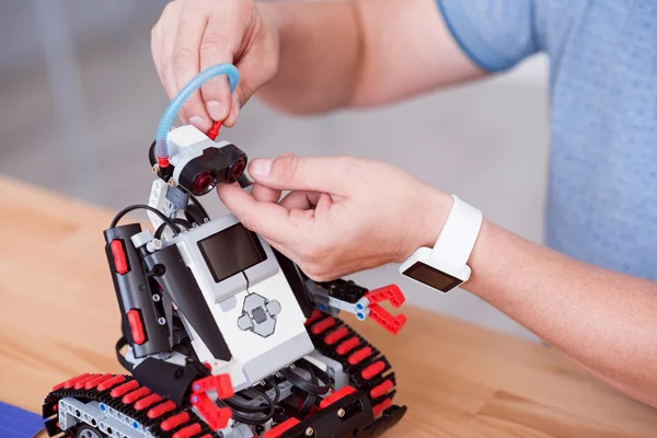 Hoş adam robot kullanarak