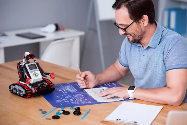 Proje üzerinde çalışan pozitif mühendis