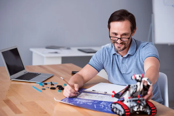 Fröhlicher Ingenieur, der an dem Projekt arbeitet — Stockfoto