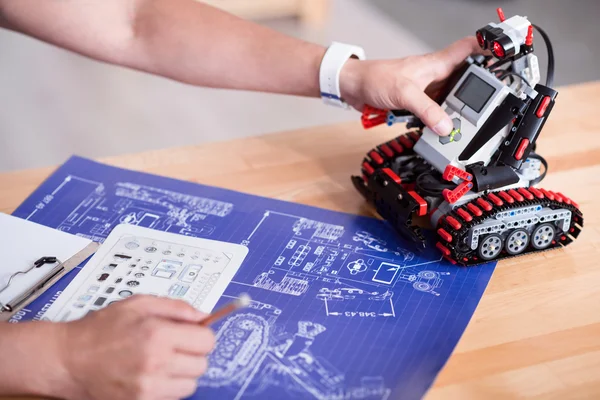 Keyifli profesyonel mühendis test robotu