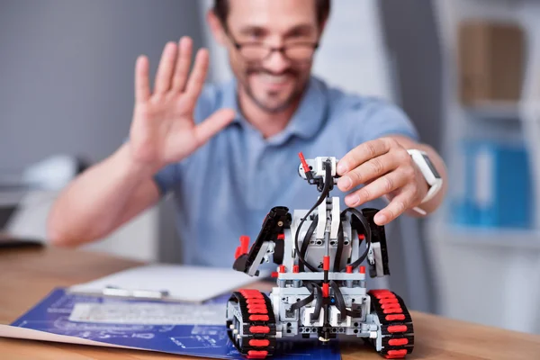 Vrolijke ingenieur testen robot. — Stockfoto