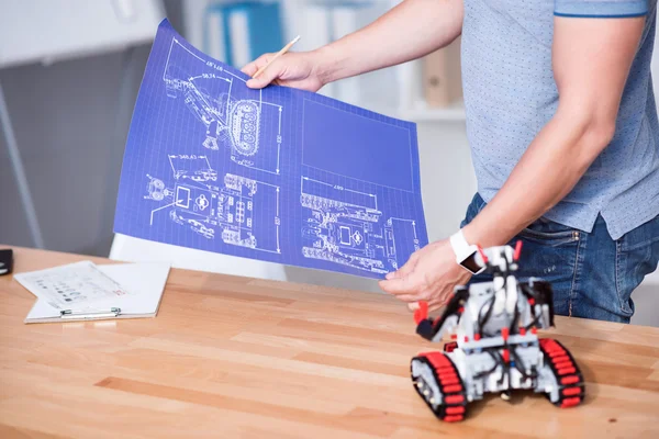 Bir şema tutan hoş profesyonel mühendis