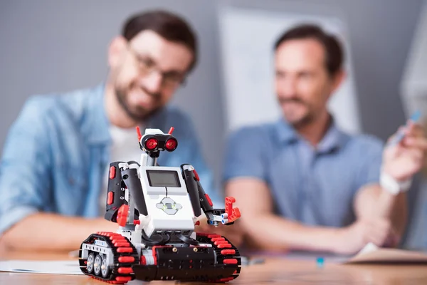 Robot debout sur la table — Photo