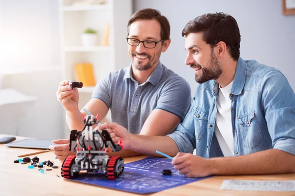 Neşeli meslektaşları robot inşa