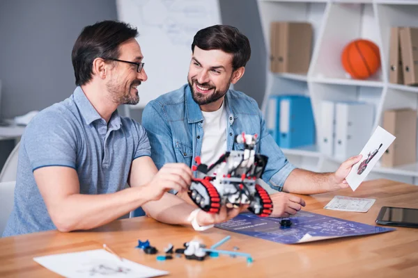 Masada oturan neşeli arkadaşları