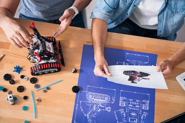 Ingegneri professionisti che costruiscono robot — Foto Stock