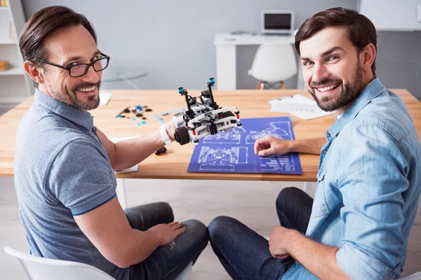 Vrolijke collega's zitten aan de tafel — Stockfoto