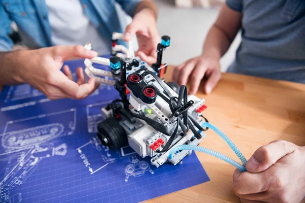 Engenheiros profissionais construindo robô — Fotografia de Stock