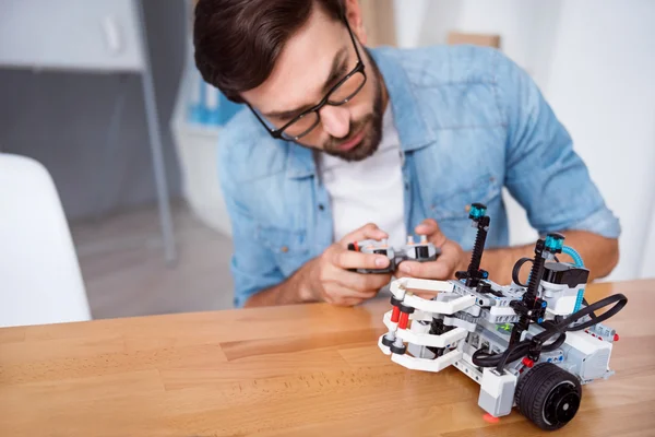 Agradable hombre prueba robot — Foto de Stock